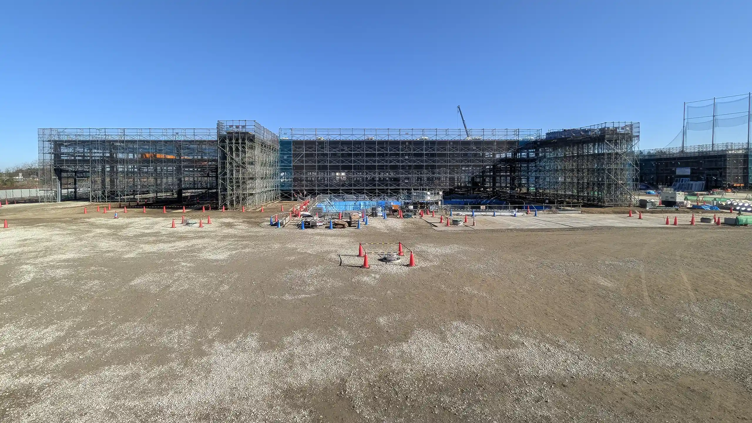 建設中の新茨城工場（足場に囲まれた鉄骨の建屋）